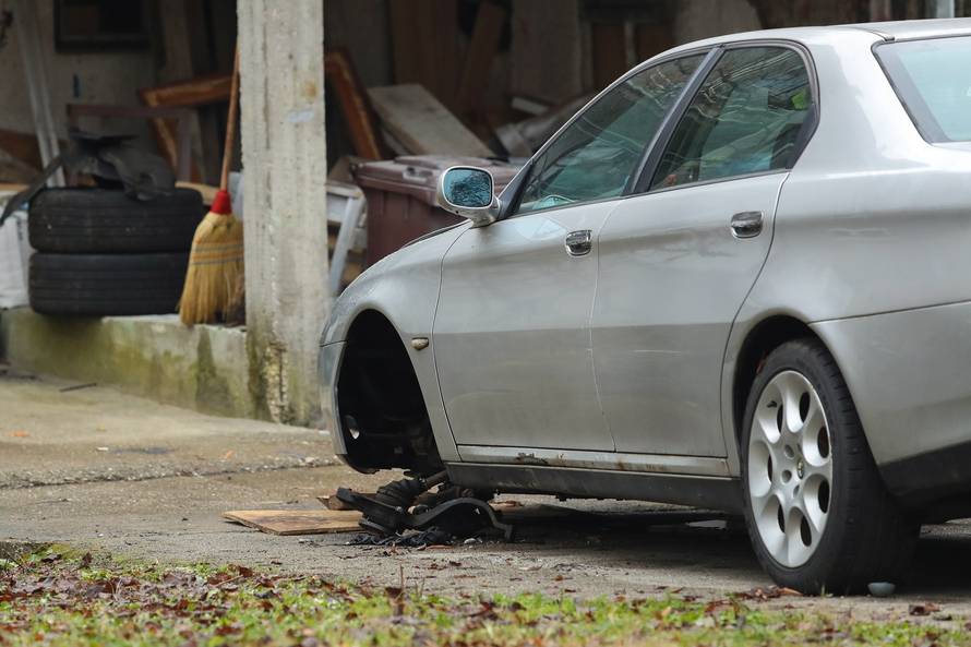Zagreb: Mehaničar poginuo nakon što je na njega s dizalice pao automobil