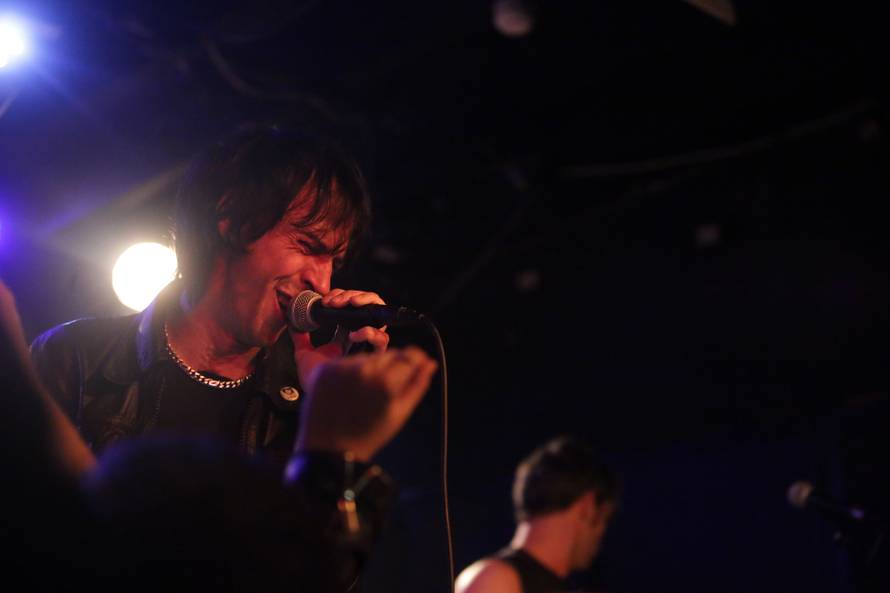 Redari su odvlačili 'nestašne' obožavateljice s bine u  Močvari