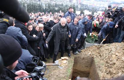 Kemal je sahranjen uz stihove pjesme 'Sarajevo, ljubavi moja'