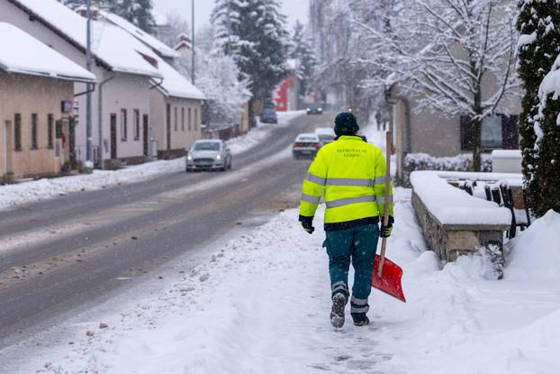 U Gospiću je izmjereno 16 cm snijega