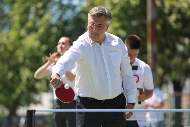 Zagreb: Premijer Plenković zaigrao stolni tenis na Deflimpijskom danu 