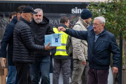 FOTO U Zagrebu opet molitelji i prosvjednici na glavnom trgu