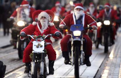 Osijek: Moto Mrazovi djeci dijelili slatkiše na ulicama