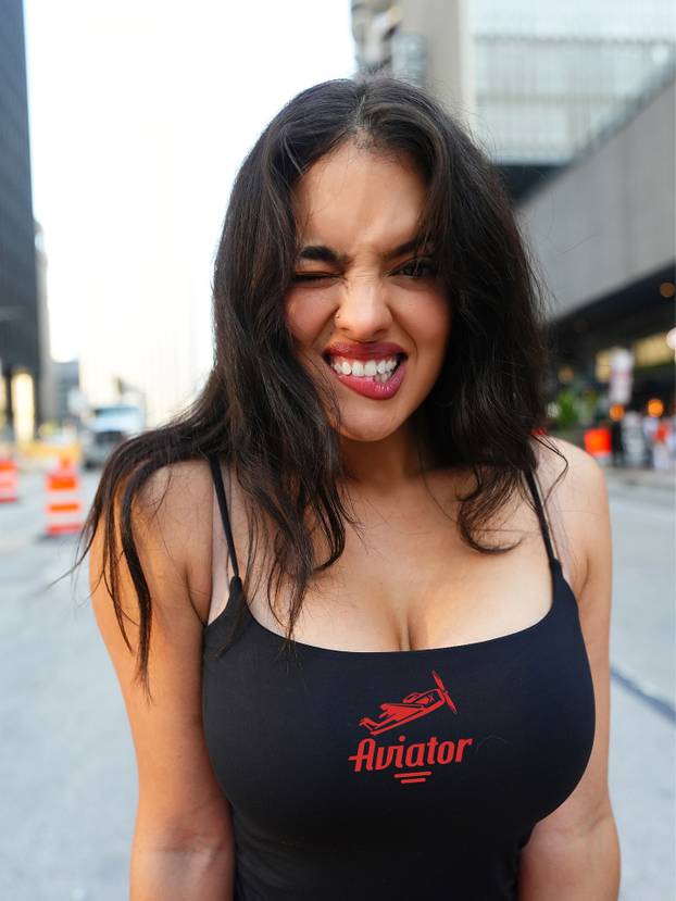 FOTO Atraktivna borkinja UFC-a i Playboyeva zečica snimile su kako se hrvaju. Fanovi u ekstazi