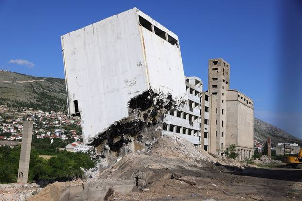 Nakon nekoliko neuspješnih pokušaja konačno srušen "Krivi toranj" u Mostaru