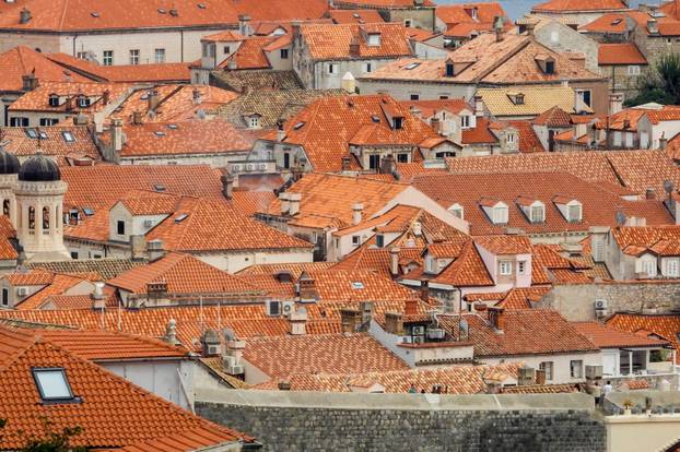 Dubrovnik ljeti, tisuće posjetitelja, ali i bogata ponuda za svakoga