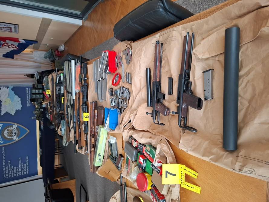 FOTO Ogromna zapljena oružja u Slavoniji: Troje ljudi uhićeno. 'Ovako nešto nismo dugo imali'