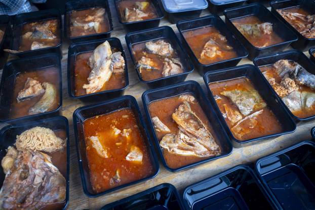 Osijek: Tradicionalna podjela blagdanskog fiš paprikaša na Trgu Svetog Trojstva