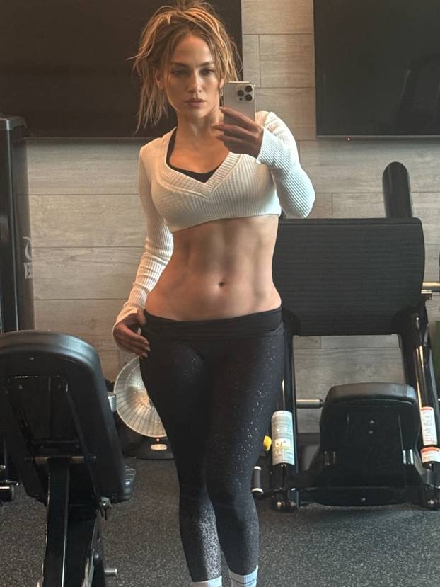 FOTO Tangice, duboki dekolte i mišići: Jennifer Lopez (56) se ne srami pokazati svoje obline!