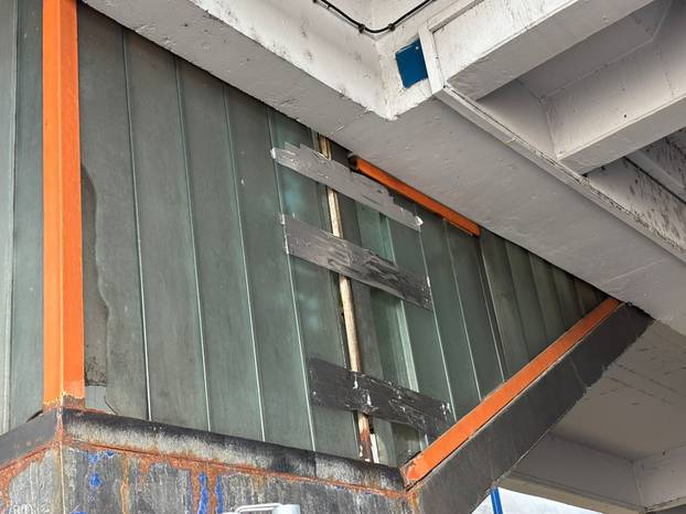 FOTO Autobusni kolodvor se raspada! Među putnike pala staklena stijenka, evo fotki
