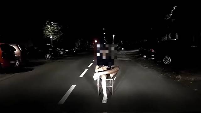 VIDEO Dječak sjedio na stolici nasred ceste u Osijeku, vozač se zaustavio u posljednji trenutak