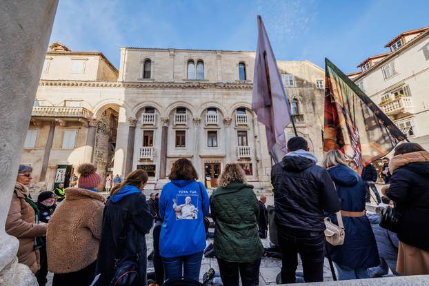 Molitelji su se okupili na Splitskom Peristilu