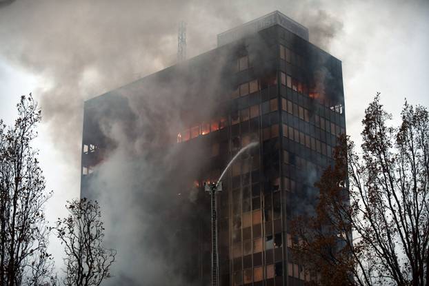 Zagreb: Nastavlja se gašenje Vjesnikovog nebodera, teška noć iza vatrogasaca