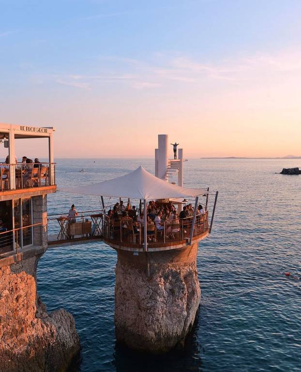 FOTO Kakvi prizori! Restoran na stijeni pruža pogled i iskustvo o kojem mnogi sanjaju