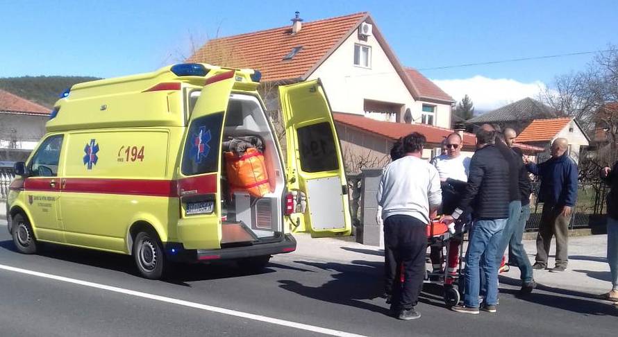 Sudar u Sinju: Motorom se zabio u auto i završio u zidu