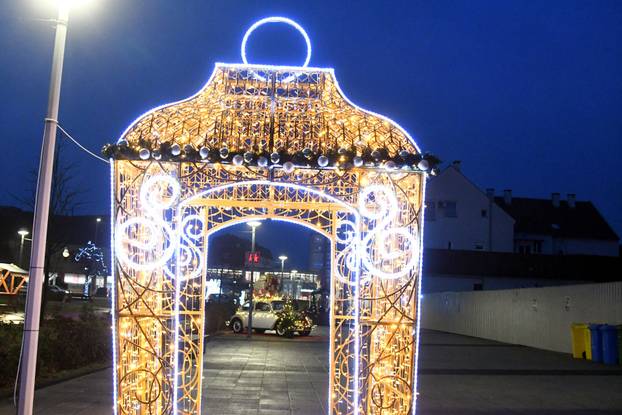 Virovitica: Središte grada sjaji  u blagdanskom ozračju jer traje manifestacija Advent u Virovitici