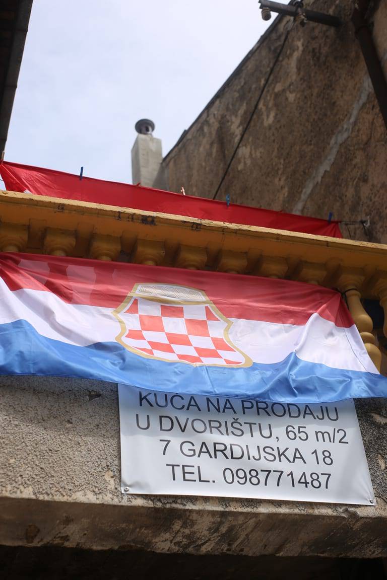 Iz Miljevaca pješačio u Knin, na leđima nosi veliki drveni križ