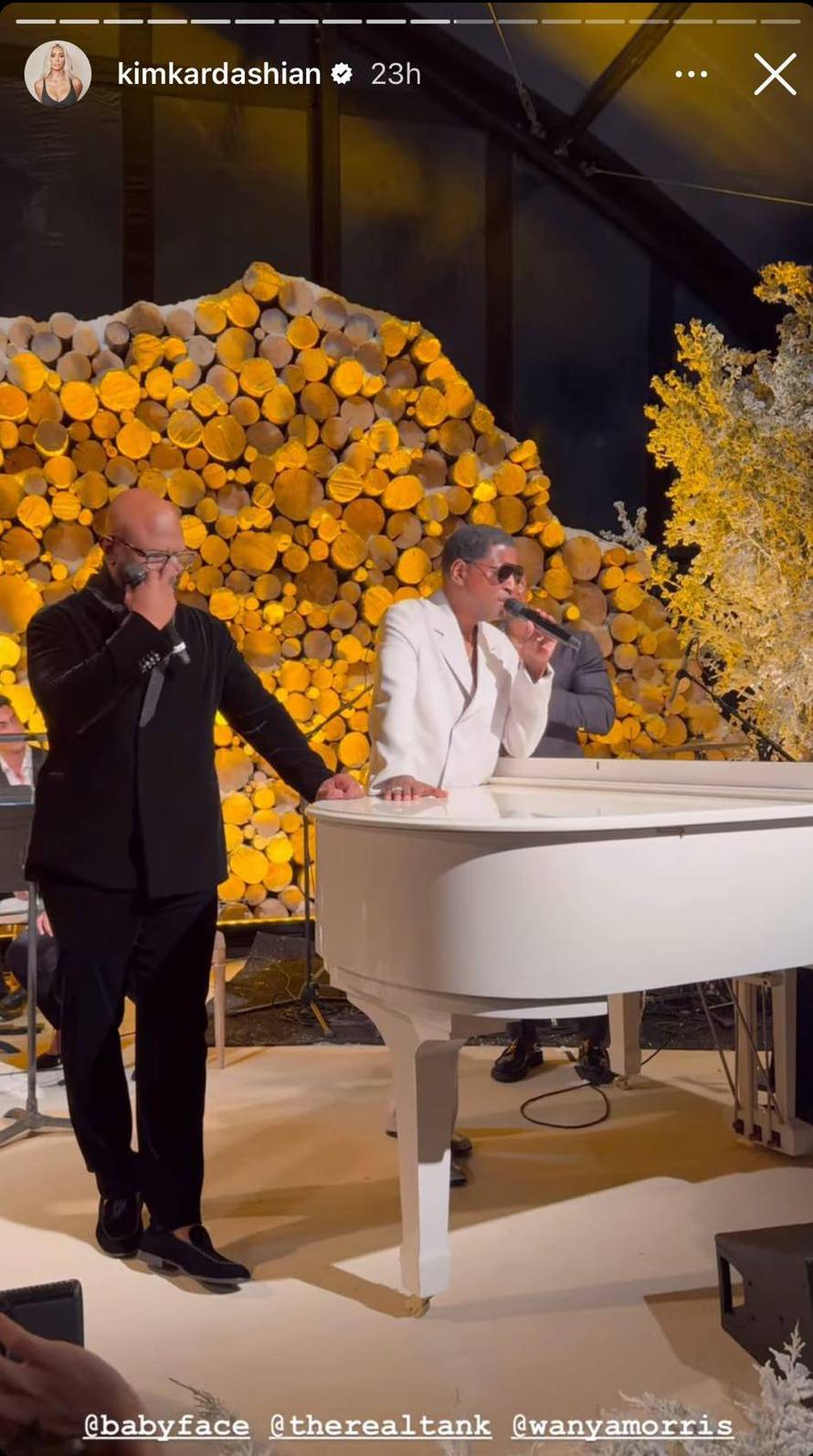 Raskošni Božić Kardashianki: Slavni pjevači zabavljali goste, sanjkali se na umjetnom snijegu