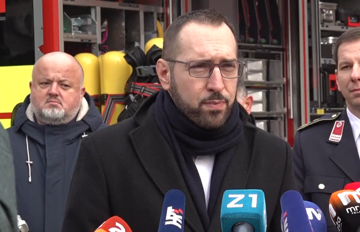 Tomašević s vatrogascima: 'Ovo vozilo je vrhunac kvalitete, a proizvedeno je baš u Zagrebu'
