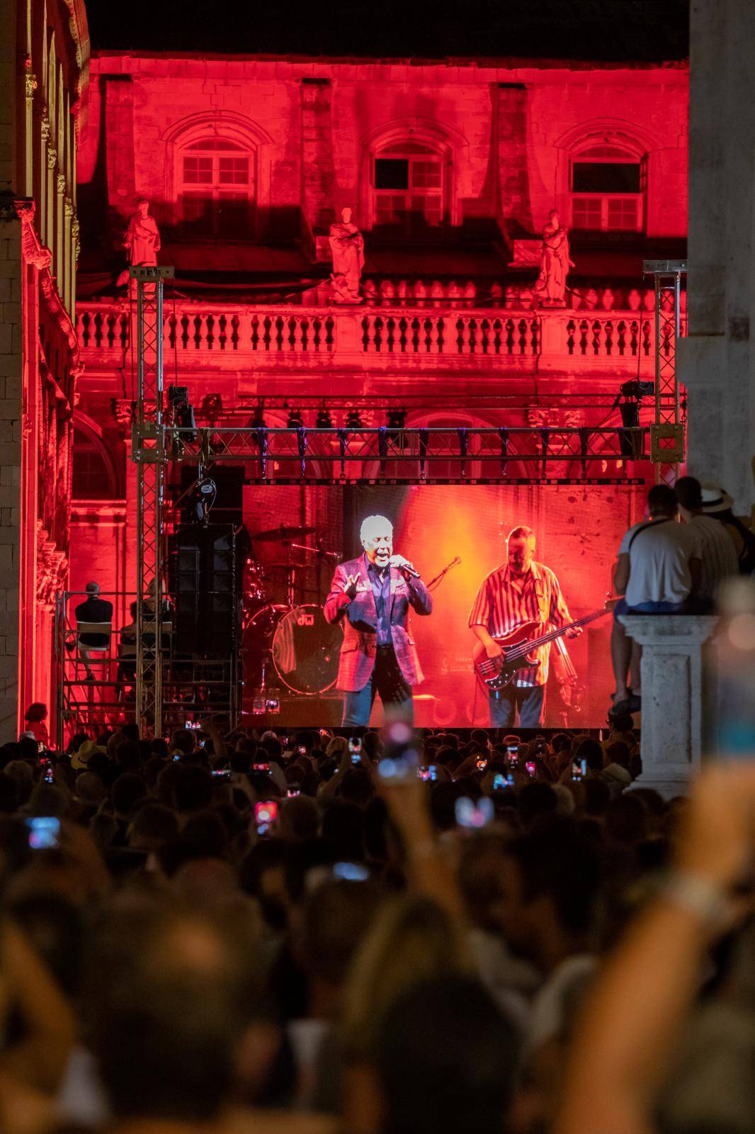 Dubrovnik: Na velikom videozidu pratio se koncert Toma Jonesa