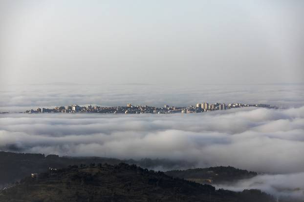 Pogled s Kliške tvrđave na maglom prekriven Split