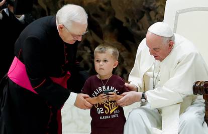 Dječak došetao dok je Papa govorio o dijalogu mladih i starih: 'Maleni je odvažan!'