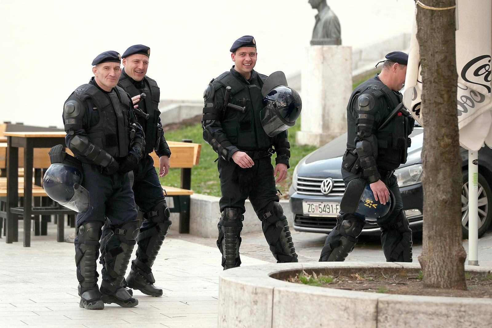 Zagreb: NavijaÄ Dinama i Benfice uz budnu pratnju policije uÅ¾ivaju u centru grada