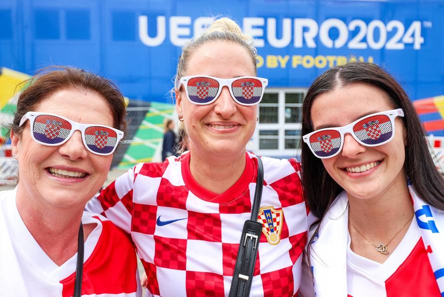 Berlin: Pored Fan zone blizu Brandenburških vrata počeli su se okupljati hrvatski navijači