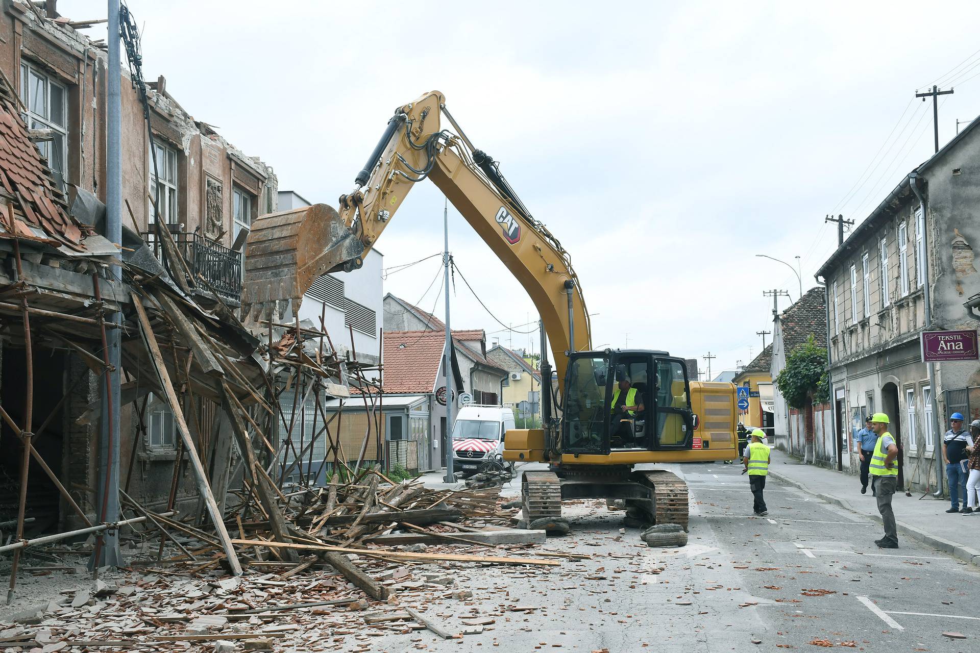 Sisak: Počelo rušenje kuće u Frankopanskoj ulici