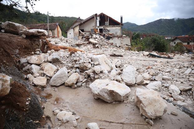 Odron iz kamenoloma uzrokovan jučerašnjim poplavama zatrpao je kuće u Donjoj Jablanici