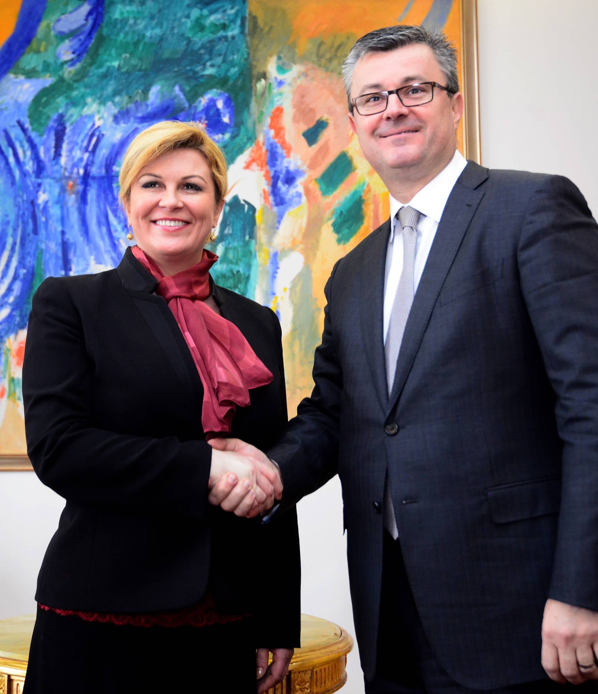 Predsjednica i Orešković počeli gubiti podršku svojih birača