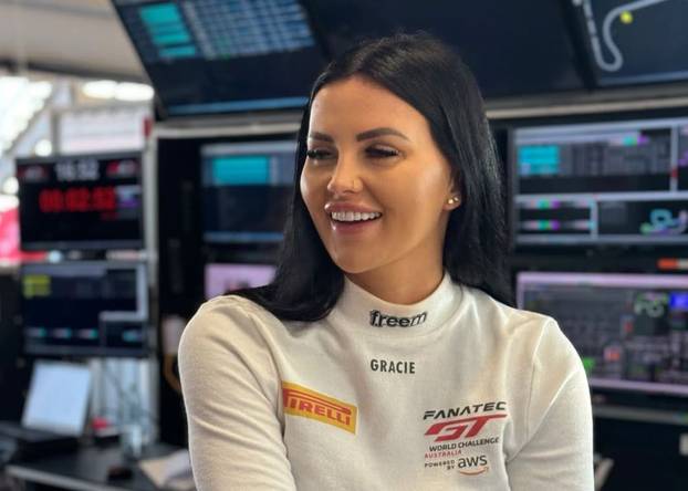 Iz trkaćih automobila prebacila se na OnlyFans i 'diže' milijune