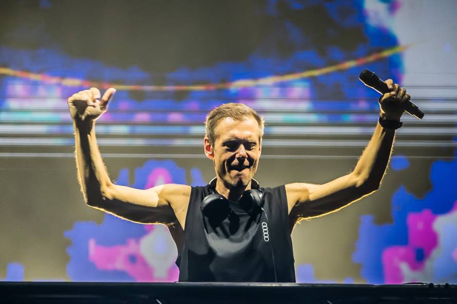 Split - DJ-a Armin van Bjuren. 