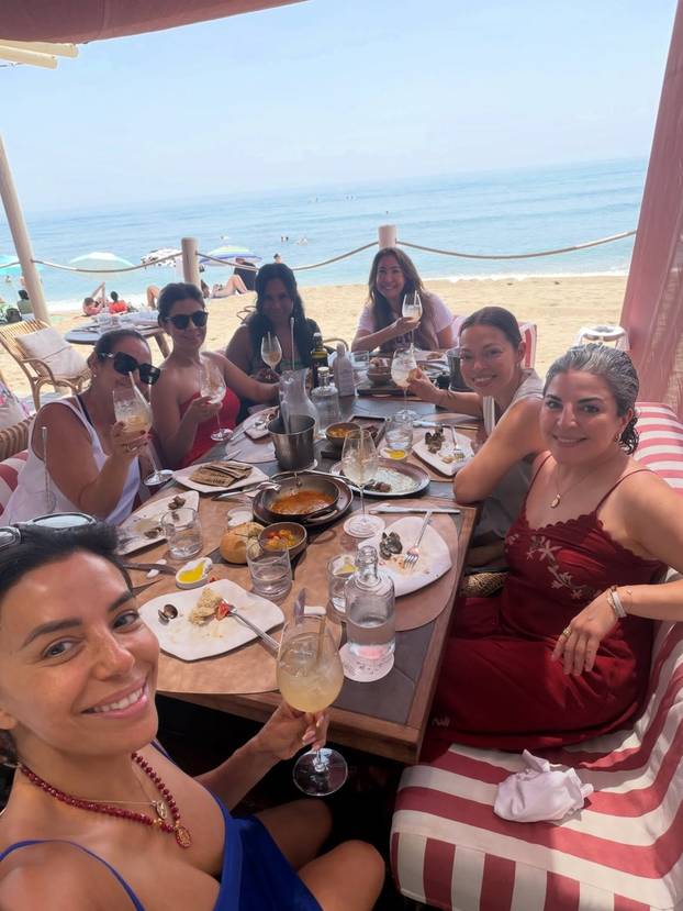 FOTO Druga boja bikinija, isti učinak: Eva Longoria na plaži pipkala svoje zanosne obline