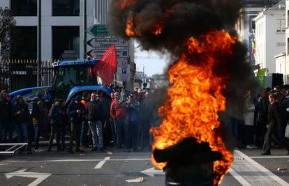 Tisuće traktora na prosvjedu u Bruxellesu: 'Plan protiv emisija će donijeti gospodarski pokolj'