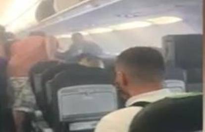 Panika u avionu: 'Vrištali su i plakali, vidio sam samo dim...'