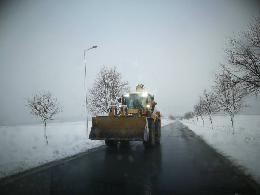 Šleper blizu Virovitice zbog prevelike brzine završio u jarku
