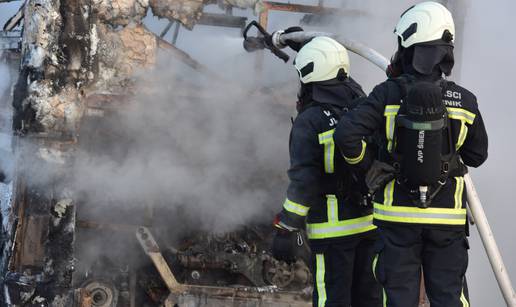 Planula dva auta u Zadru, na njih bacili molotovljeve koktele!