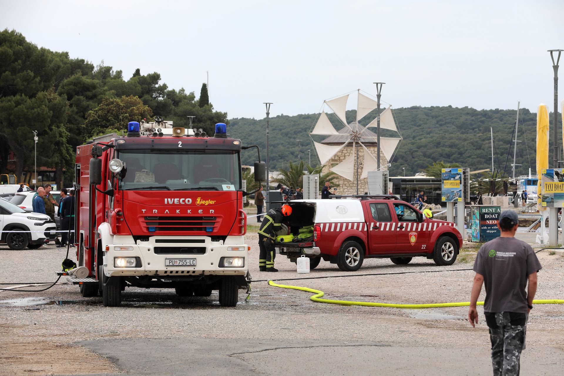 Medulin: Požar na brodovima u marini.