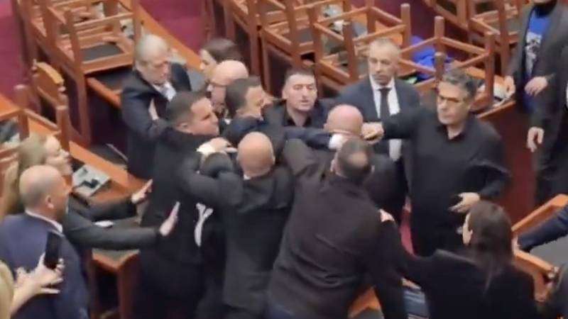 VIDEO Albanski zastupnici potukli se u parlamentu