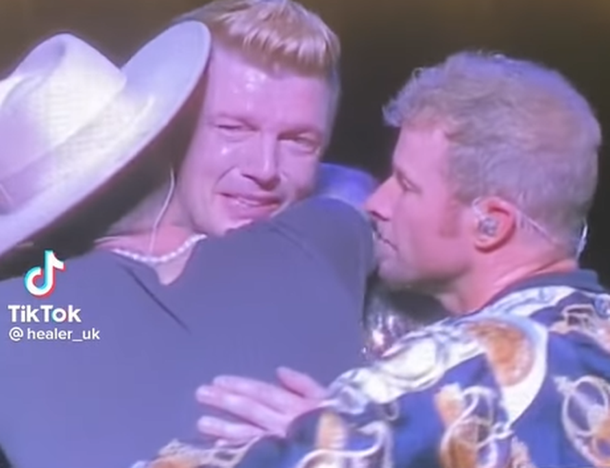 VIDEO Nick iz Backstreet Boysa plakao na koncertu zbog smrti brata, članovi benda ga tješili