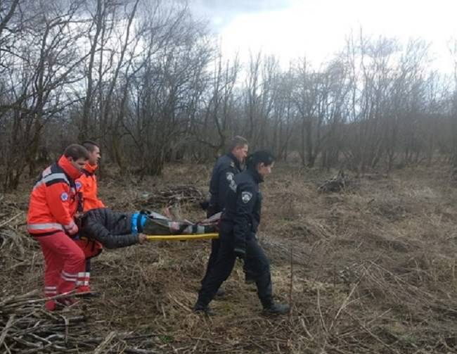 Našli migranta sa slomljenom nogom: Policajci mu pomogli