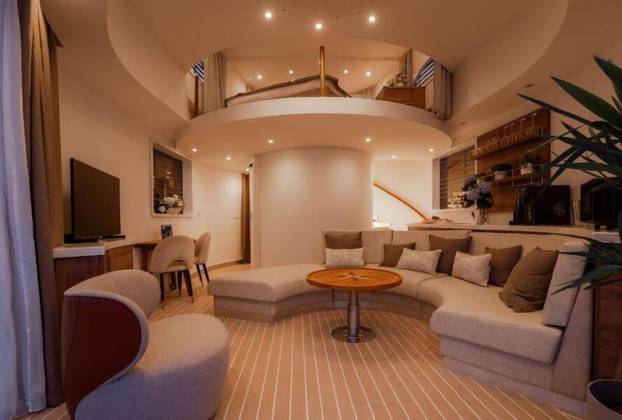 FOTO Jeste li vidjeli plutajuću vilu u Splitu? Pogledajte kakav vas luksuz očekuje unutra