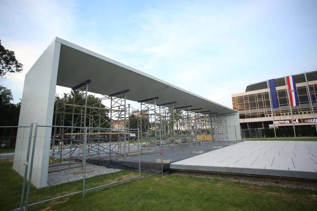 Zagreb: Kod Spomenika domovini postavljene su skele za po&ccaron;etak radova