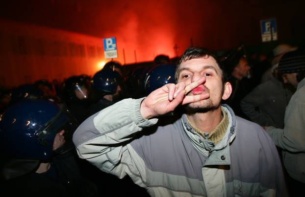 ARHIVA - Zagreb: Prosvjedi diljem zemlje zbog uhićenja Gotovine, razbijen i prozor na zgradi Vlade