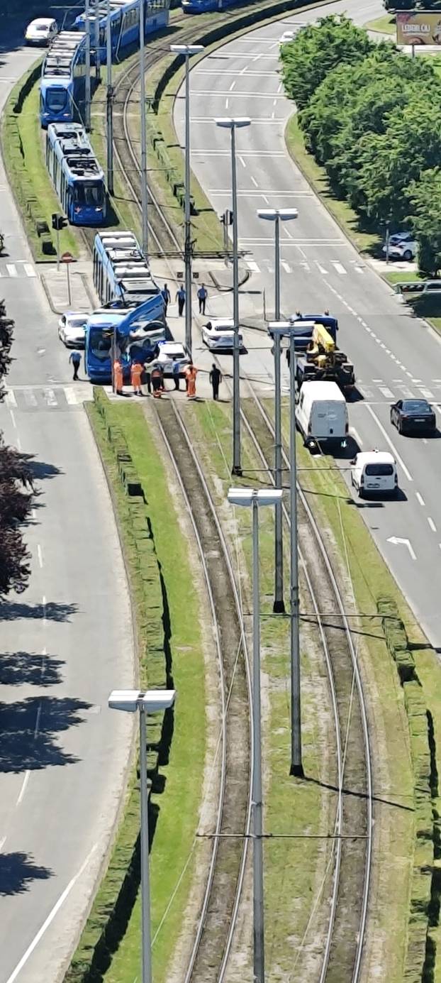 Pogledajte kaos na Jarunu gdje je tramvaj iskočio iz tračnica. Zabio se u policijski automobil