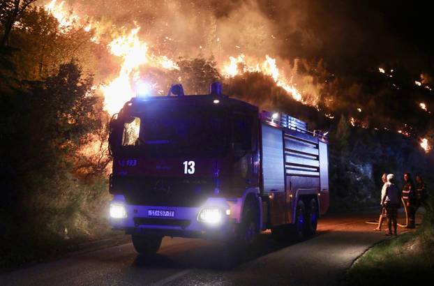 Jak vjetar stvara poteškoće vatrogascima na požarištima kod Žrnovnice, Srinjina i Sitnog Donjeg
