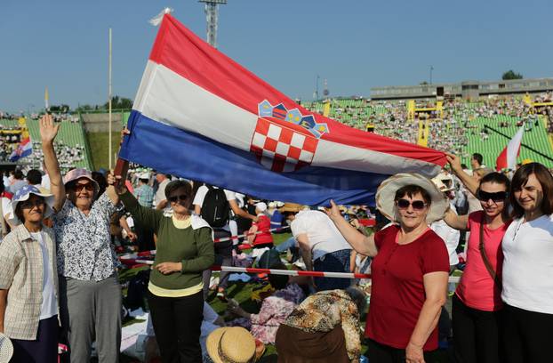Sarajevo: Brojne zastave iz svih krajeva svijeta hodo?asnici podigli u zrak dok iš?ekuju papu Franju