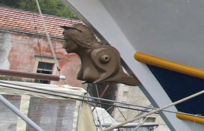 Kosor kuma brodu koji na pramcu ima ženske grudi