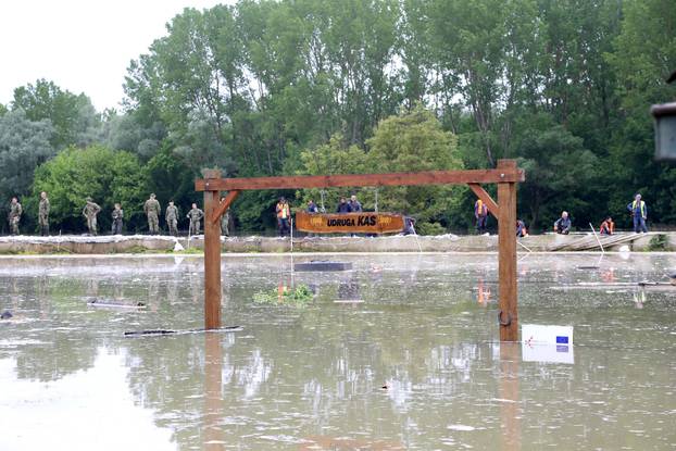 Sisak: Udruga za terapijsko i rekreacijsko jahanje "KAS" poplavljena je nakon pucanja nasipa